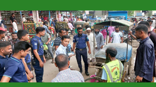 সড়কের পাশে অবৈধভাবে গড়ে উঠা অবৈধ স্থাপনা উচ্ছেদে অভিযান
