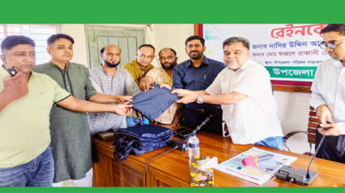 নারী চা শ্রমিকদের জন্য রেইনকোট বিতরণ