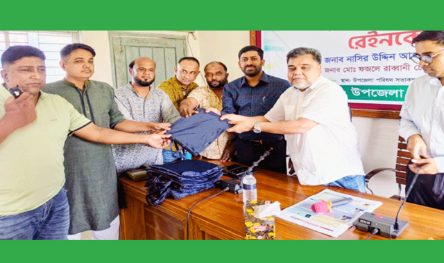 নারী চা শ্রমিকদের জন্য রেইনকোট বিতরণ