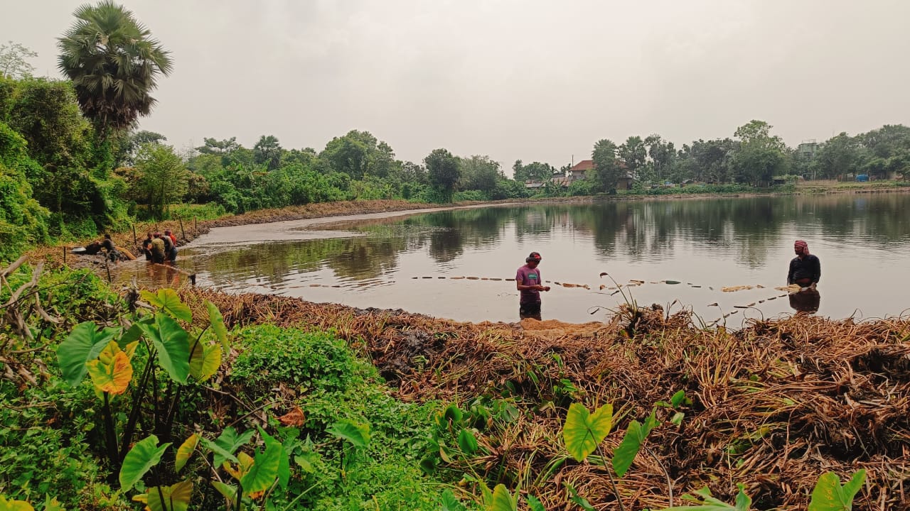 সাপাহারে বিচারাধীন দিঘিতে মাছ ধরার অ ভি যোগ