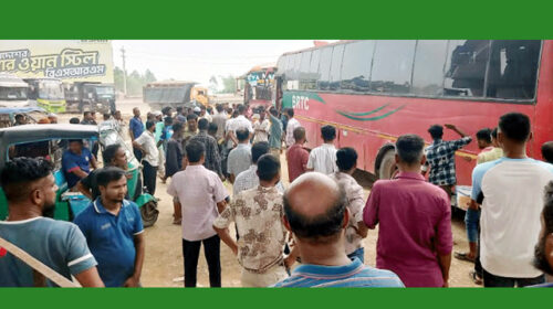 ঘন্টার পর ঘন্টা আটকে থাকা বাসের যাত্রীরা পড়েন অসনীয় দূর্ভোগে