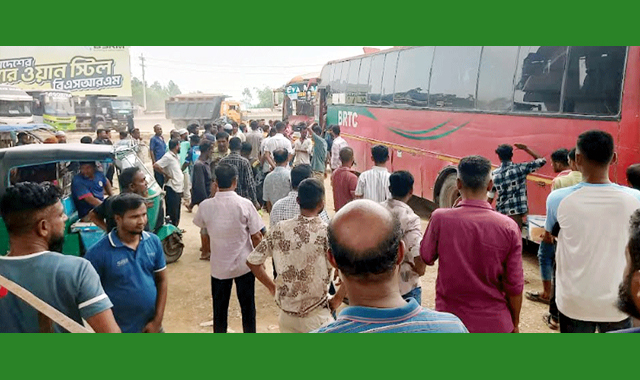 ঘন্টার পর ঘন্টা আটকে থাকা বাসের যাত্রীরা পড়েন অসনীয় দূর্ভোগে