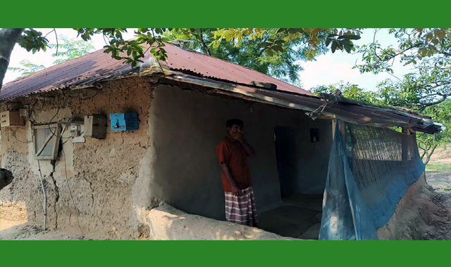 সাপাহারে জরাজীর্ণ মাটির মসজিদ, বৃষ্টিতে ভোগান্তিতে মুসল্লিরা