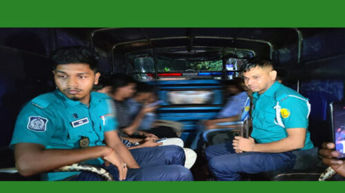পুলিশের বিশেষ অভিযানে ৬১ জনকে আটক
