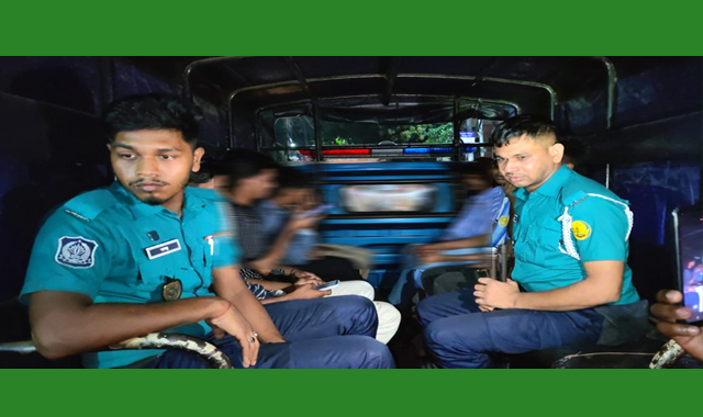 পুলিশের বিশেষ অভিযানে ৬১ জনকে আটক
