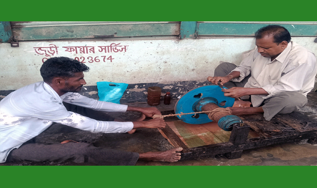 শাণ মেশিনের চাকা ঘুরলেই কেবল তার জীবনের চাকা ঘুরে